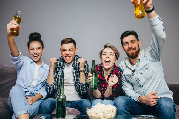 Ventiladores gritando. sintiéndose feliz. gesto. — Foto de Stock