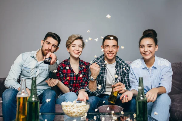 Jóvenes felices están pasando tiempo frente a la televisión. — Foto de Stock