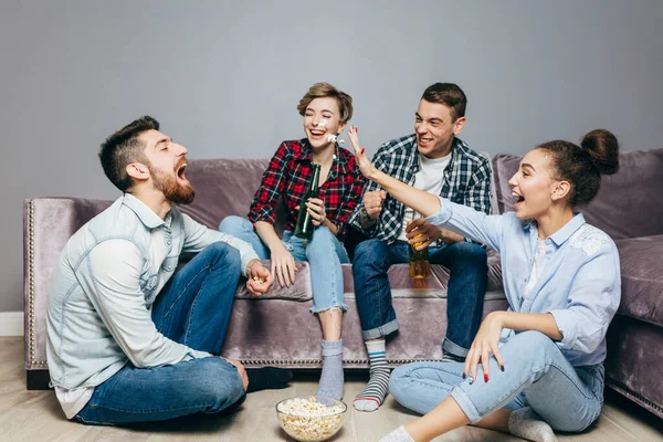 Amigos están lanzando palomitas de maíz en la boca de los hombres — Foto de Stock