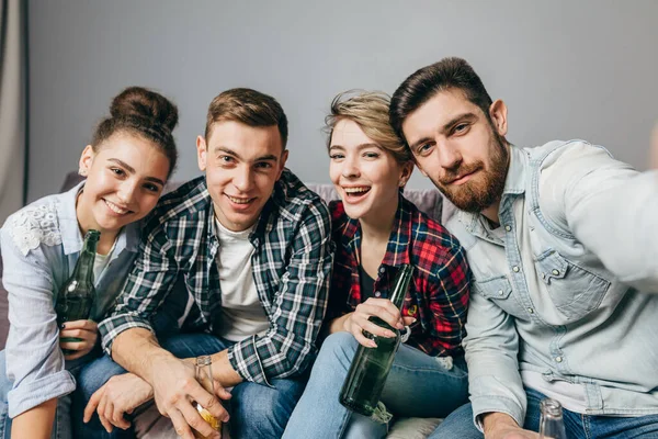 Skupina mladých šťastných přátel s lahvemi nápoje — Stock fotografie