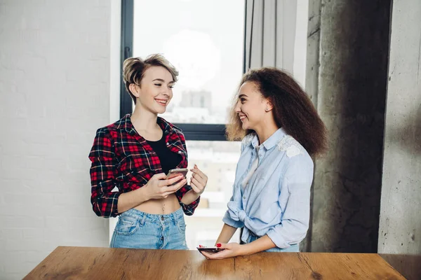 Gelukkig jong vrouwen in mode casual outfit zijn praten met elkaar — Stockfoto