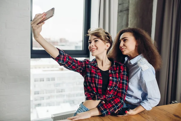 Tijd voor selfie. prachtige stijlvolle meisjes zijn op zoek naar de camera van de smartphone — Stockfoto