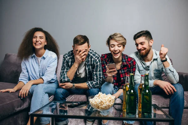 Vriendschap, plezier, feestconcept. vrolijke vrienden zitten op de bank — Stockfoto