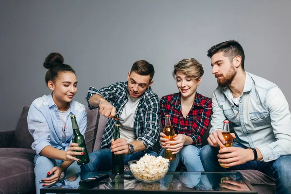 Jóvenes mujeres y hombres positivos que pasan los fines de semana juntos — Foto de Stock