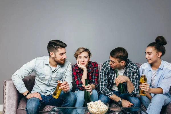 Mujeres jóvenes guapas y wen están hablando mientras descansan — Foto de Stock