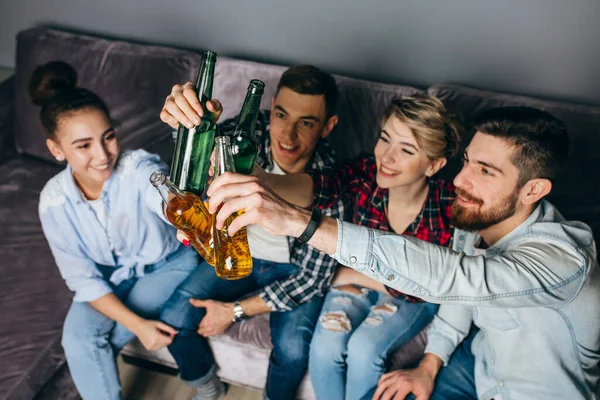 Jóvenes se reúnen para celebrar el futuro matrimonio — Foto de Stock