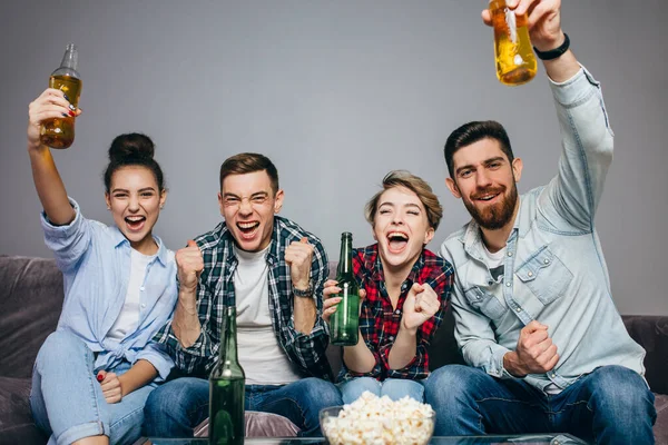 Jonge positieve mensen vieren het succesvolle bedrijf — Stockfoto