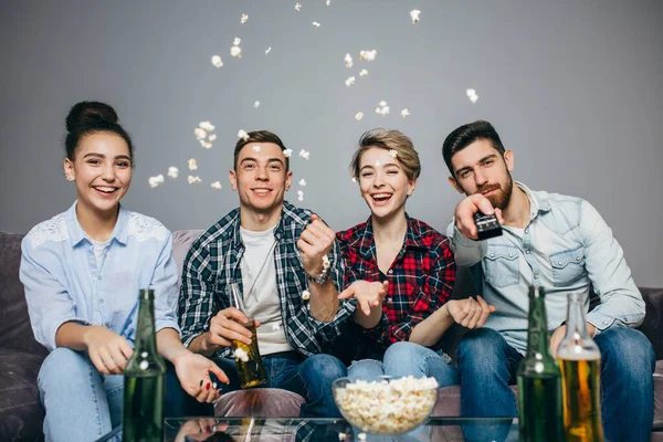 Amigos felices están viendo el deporte en la televisión juntos y bebiendo cerveza — Foto de Stock