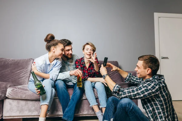 Три щасливі люди позують зі своїми друзями телефон — стокове фото