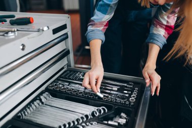 Otomatik onarım servisinde çalışmak için mekanik araç seçimi.