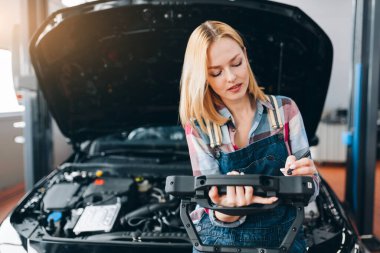 Güzel, güzel bir kız araba sorunu arıyor.