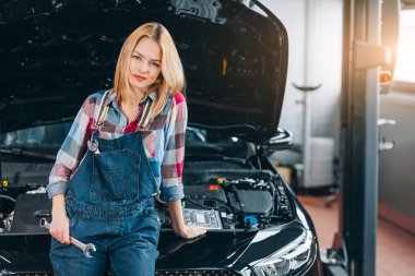 Yetenekli bayan tamirci arabanızın tamirine yardım etmeye hazır.