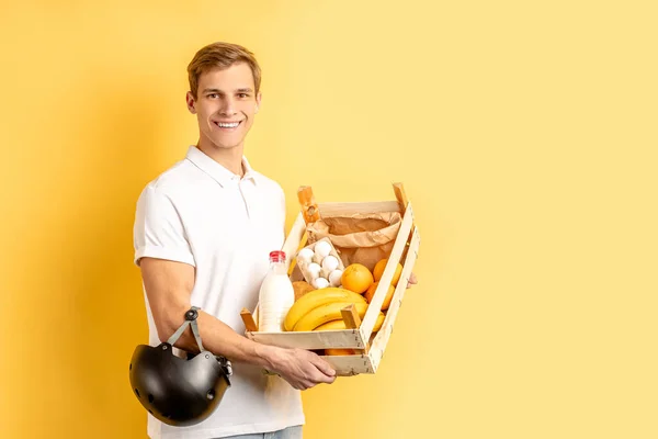 Joven mensajero sonriente de comida — Foto de Stock