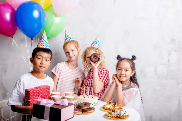 Joyeux groupe d'enfants heureux debout près de la table — Photo