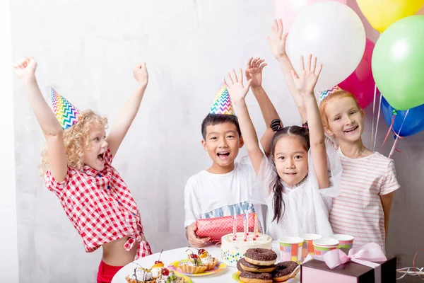 Grupo de niños celebran fiesta de cumpleaños juntos —  Fotos de Stock