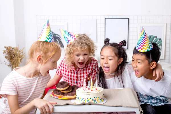 Bonitinho crianças cantando músicas na festa de aniversário — Fotografia de Stock
