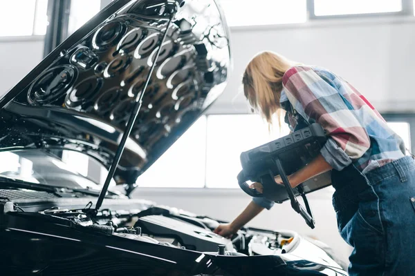 Chica tratando de averiguar los problemas mecánicos del vehículo. — Foto de Stock