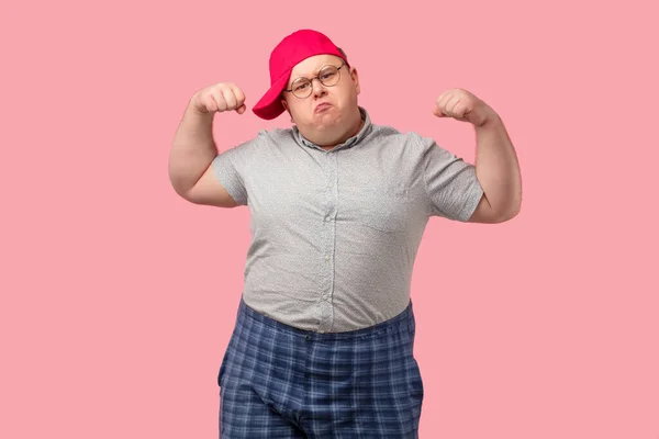 Orgulloso hombre gordo muestra su voluntad y confianza en la promoción de estilo de vida saludable —  Fotos de Stock