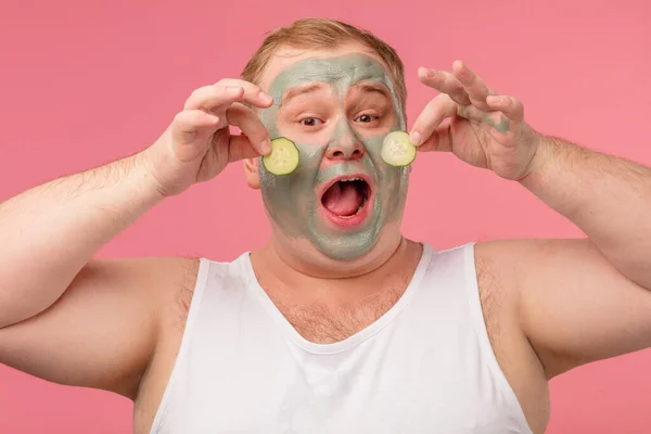 El hombre aplica una máscara de arcilla para limpiar la piel Aseo y cuidado de la piel concepto. — Foto de Stock