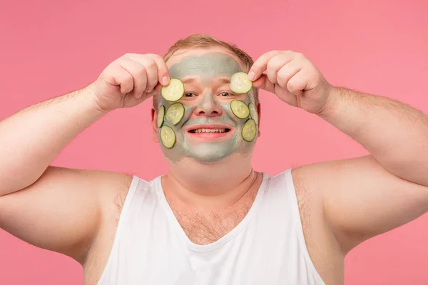 El hombre aplica una máscara de arcilla para limpiar la piel Aseo y cuidado de la piel concepto. — Foto de Stock