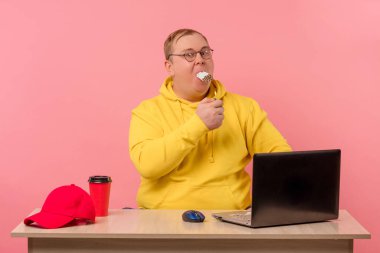 Ağzına kadar sigarayla dolu obez adam hepsini aynı anda içmeye çalışıyor..