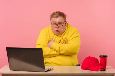 Şaşırdım, sarı elbiseli şişman adam. Laptop monitörüne ağzı açık bakıyor..