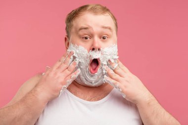 Yüzünde tıraş köpüğü olan şoke olmuş bir adamın görüntüsü. Kameraya bakıyorum..