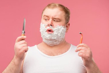 Sabah köpüklü yanaklı adam, üzgün suratlı, tıraş olmaktan sıkılmış.