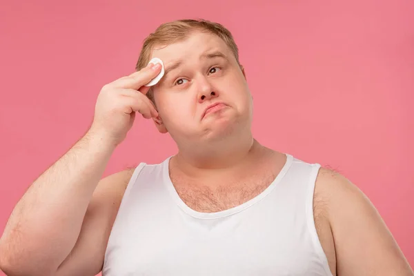 Hombre gordo trastornado en camiseta blanca con espuma en la barba, siente dolor o irritación —  Fotos de Stock