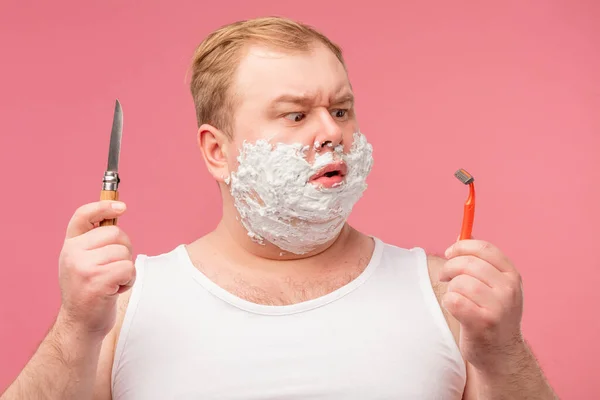 Homem triste com espuma de gel nas bochechas, aplicando espuma na pele antes da manhã de barbear. — Fotografia de Stock