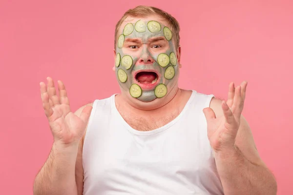 Spaventato uomo indignato urla quando ha visto se stesso con maschera di argilla facciale — Foto Stock