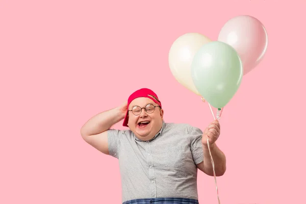 Šťastný emocionální muž po třicítce je nadšený ze svého vtipu s balónky. — Stock fotografie