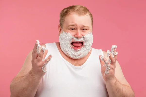 Hombre gordo trastornado en camiseta blanca con espuma en la barba, siente dolor o irritación —  Fotos de Stock