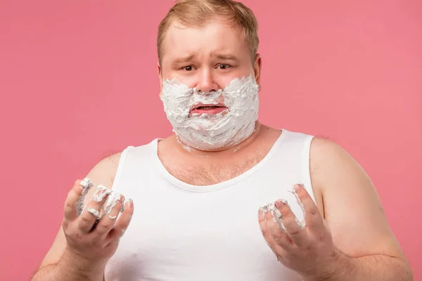 "シェービングコンセプト"。髭を剃り鋭いカミソリとブラシを持ってる — ストック写真
