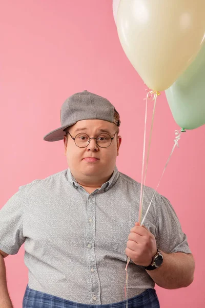 Crecido hombre tubby en gafas vestidas de niño posando con globos de aire. —  Fotos de Stock