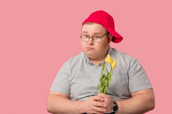 Amante molesto o hombre de corazón roto con flores pensando en la venganza — Foto de Stock