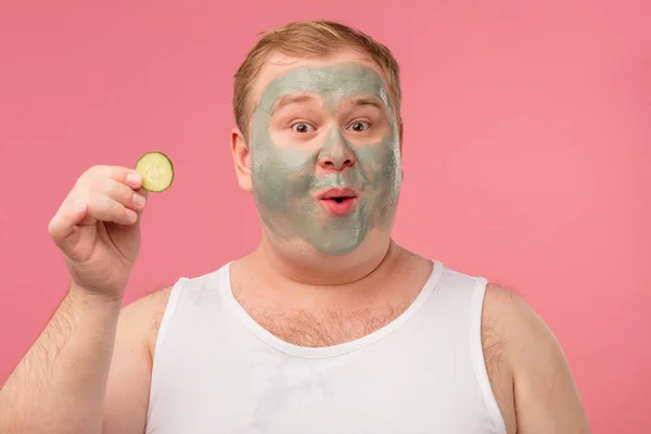 Man applies a mask of clay to cleanse the skin Grooming and skin care concept. — Stock Photo, Image