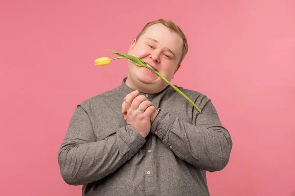 Емоційний чоловік подарував букет тюльпанів, хоче зробити сюрприз своїй дружині — стокове фото