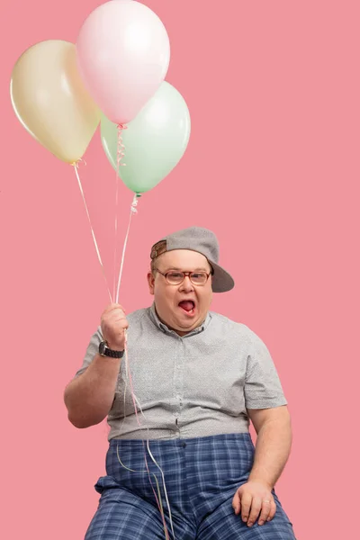 Feliz hombre emocional en sus 30 años está muy contento con su broma con globos de aire. —  Fotos de Stock