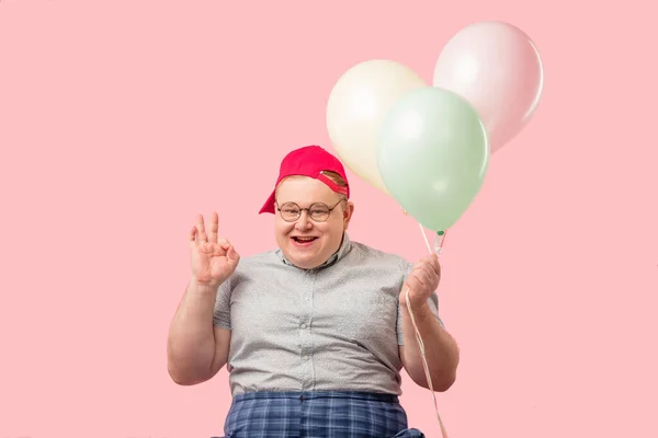Šťastný emocionální muž po třicítce je nadšený ze svého vtipu s balónky. — Stock fotografie