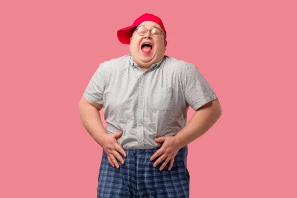 Homem gordo ri alegremente, com as mãos na barriga, expressa emoções positivas. — Fotografia de Stock