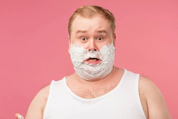 Imagem do homem maravilhado chocado gordo com espuma de barbear no rosto. Olhando para a câmera. — Fotografia de Stock