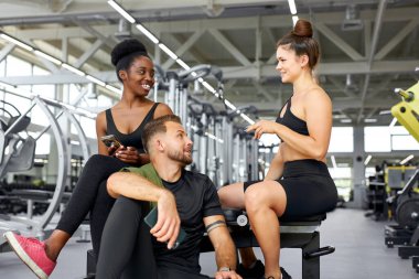 Spor salonunda dinlenme zamanı.