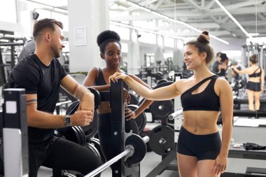 Bayiliğin yardımcı yöneticisi gerekli bilgi ve talimatları verir