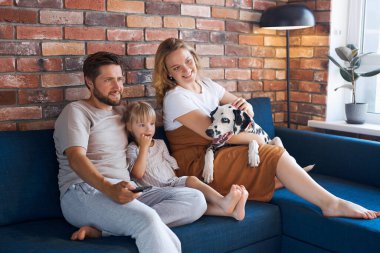 Köpek bakıcılığı yapan arkadaş canlısı aile televizyonda ilginç bir film izliyor.