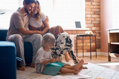 Genç bir ailenin evinde vakit geçirmek.