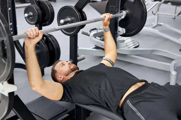 Kas sporcusu ağırlık kaldırmada ağır egzersiz yapıyor.