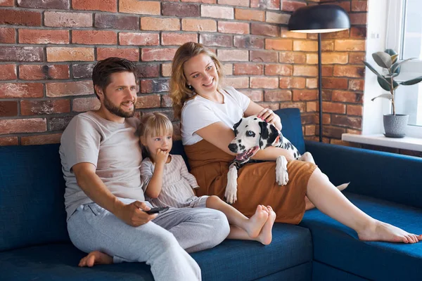 Familia amigable con perro mascota ver interesante película en la televisión — Foto de Stock