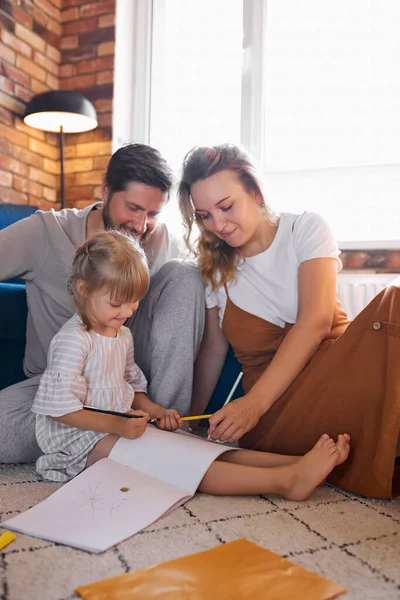 Amical famille amour spedning temps avec fille à la maison — Photo