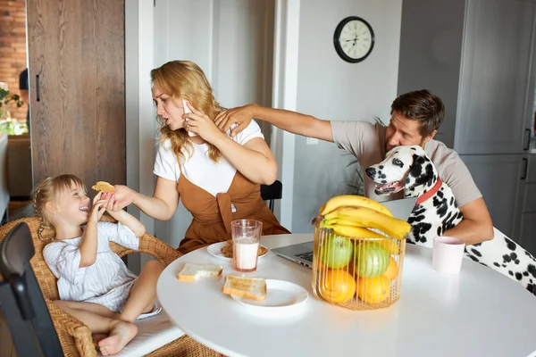 Jeden Morgen der glücklichen kaukasischen Familie, in der Küche — Stockfoto